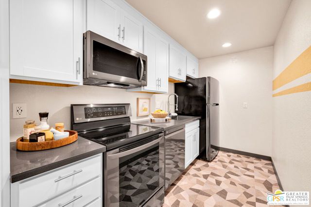 675 N Los Felices Circle J-202, Palm Springs, CA 92262