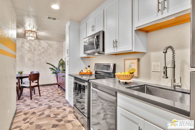 675 N Los Felices Circle J-202, Palm Springs, CA 92262