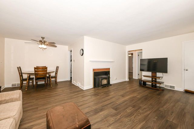 28 N Spencer STREET, Elkhorn, WI 53121