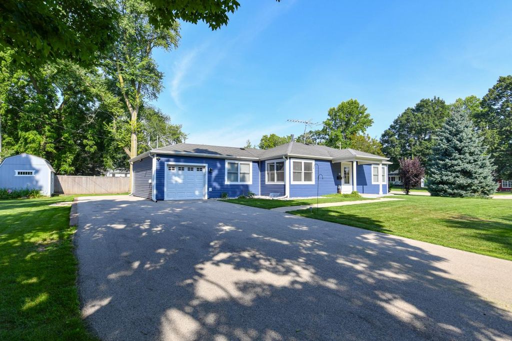 28 N Spencer STREET, Elkhorn, WI 53121