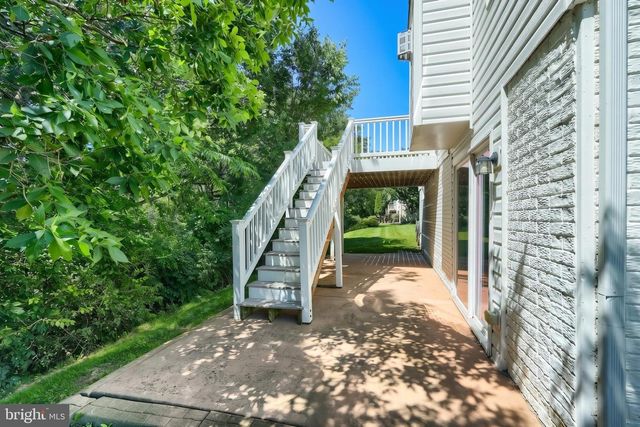 425 LAKEVIEW DR, Spring Grove, PA 17362
