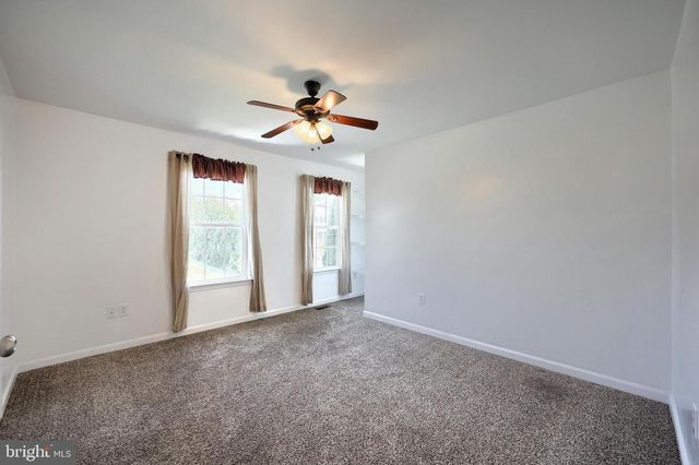 425 LAKEVIEW DR, Spring Grove, PA 17362