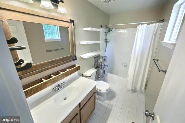 425 LAKEVIEW DR, Spring Grove, PA 17362