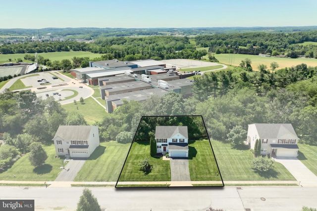425 LAKEVIEW DR, Spring Grove, PA 17362