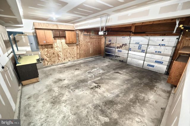 425 LAKEVIEW DR, Spring Grove, PA 17362