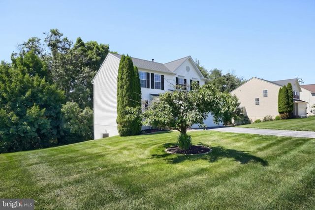 425 LAKEVIEW DR, Spring Grove, PA 17362