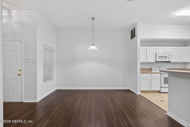 6087 MAGGIES Circle 106, Jacksonville, FL 32244