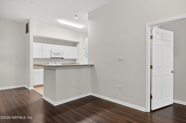 6087 MAGGIES Circle 106, Jacksonville, FL 32244