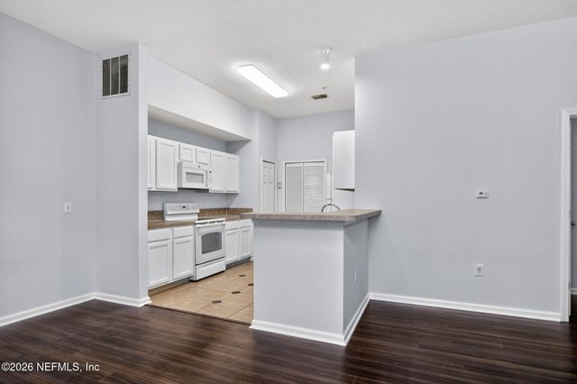 6087 MAGGIES Circle 106, Jacksonville, FL 32244