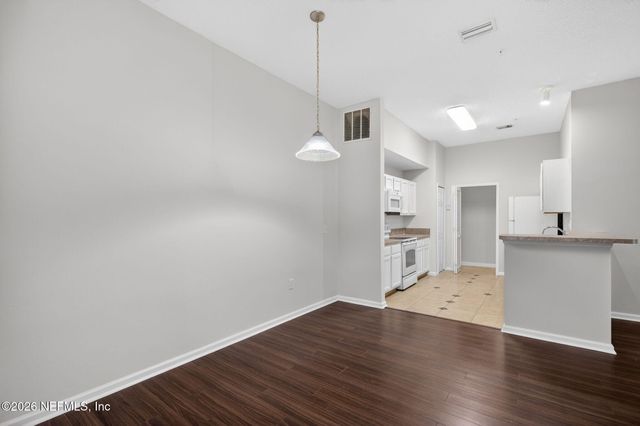 6087 MAGGIES Circle 106, Jacksonville, FL 32244