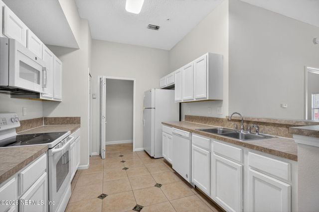 6087 MAGGIES Circle 106, Jacksonville, FL 32244