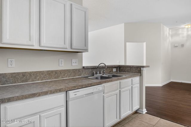 6087 MAGGIES Circle 106, Jacksonville, FL 32244