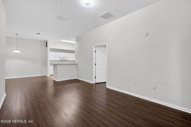 6087 MAGGIES Circle 106, Jacksonville, FL 32244