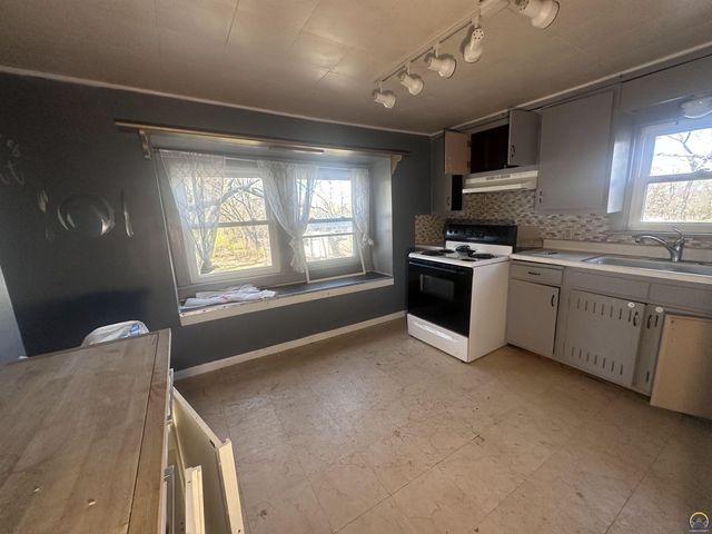 1911 SE Iowa AVE, Topeka, KS 66607