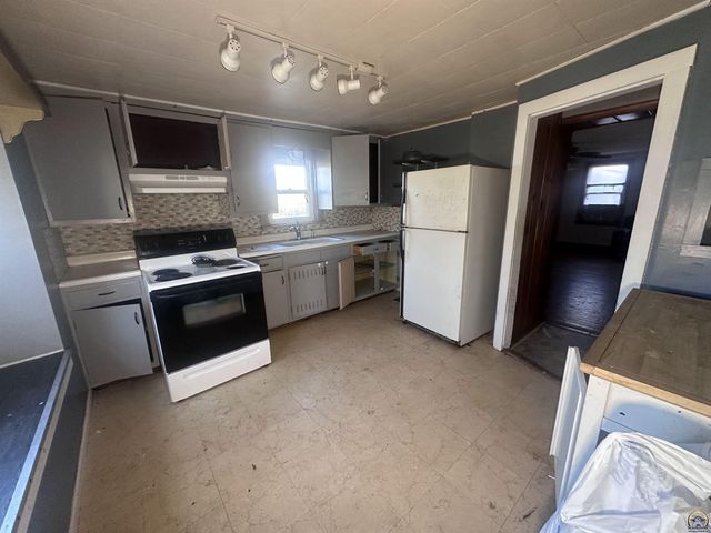 1911 SE Iowa AVE, Topeka, KS 66607