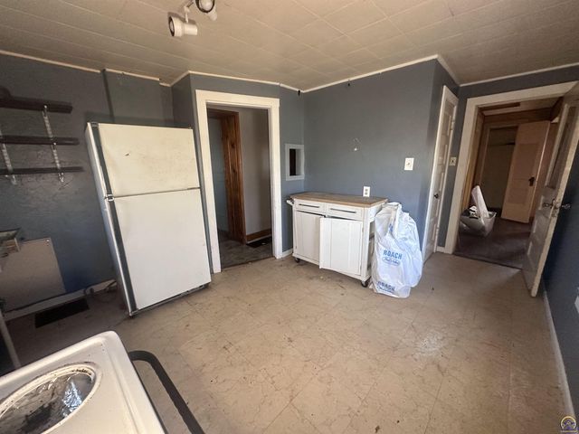 1911 SE Iowa AVE, Topeka, KS 66607