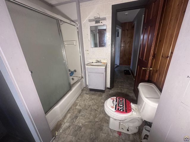 1911 SE Iowa AVE, Topeka, KS 66607