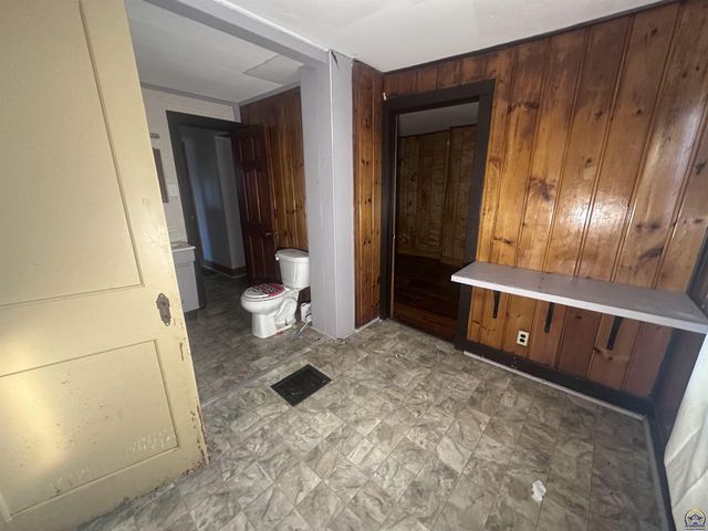 1911 SE Iowa AVE, Topeka, KS 66607