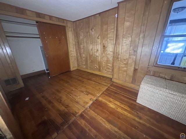 1911 SE Iowa AVE, Topeka, KS 66607