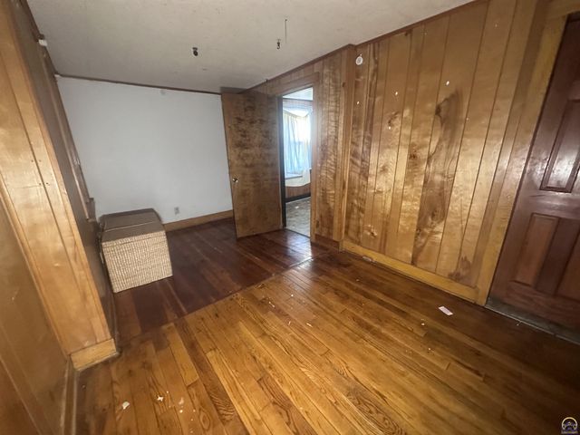 1911 SE Iowa AVE, Topeka, KS 66607