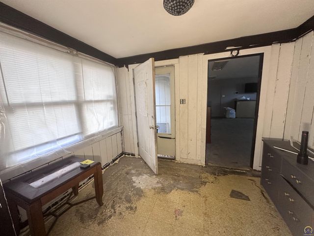 1911 SE Iowa AVE, Topeka, KS 66607