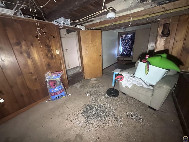 1911 SE Iowa AVE, Topeka, KS 66607