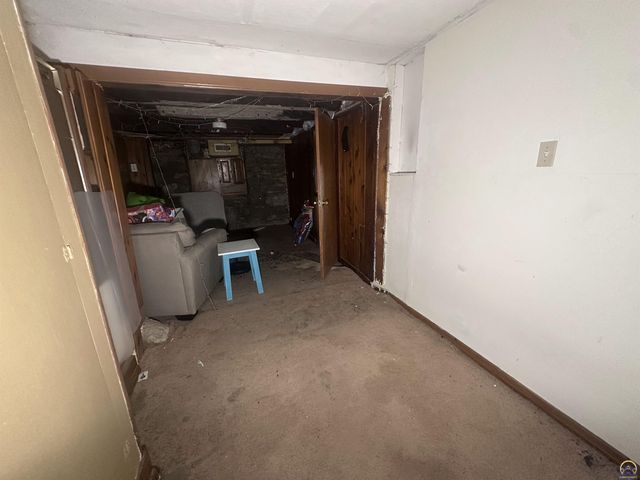 1911 SE Iowa AVE, Topeka, KS 66607