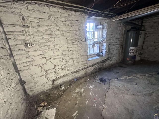 1911 SE Iowa AVE, Topeka, KS 66607