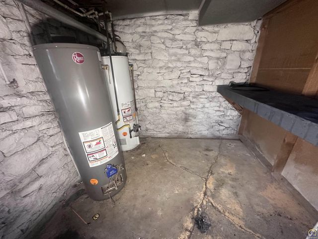 1911 SE Iowa AVE, Topeka, KS 66607