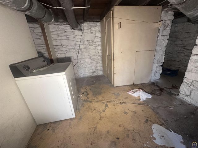 1911 SE Iowa AVE, Topeka, KS 66607