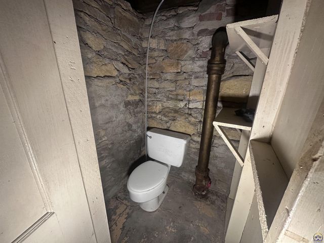 1911 SE Iowa AVE, Topeka, KS 66607