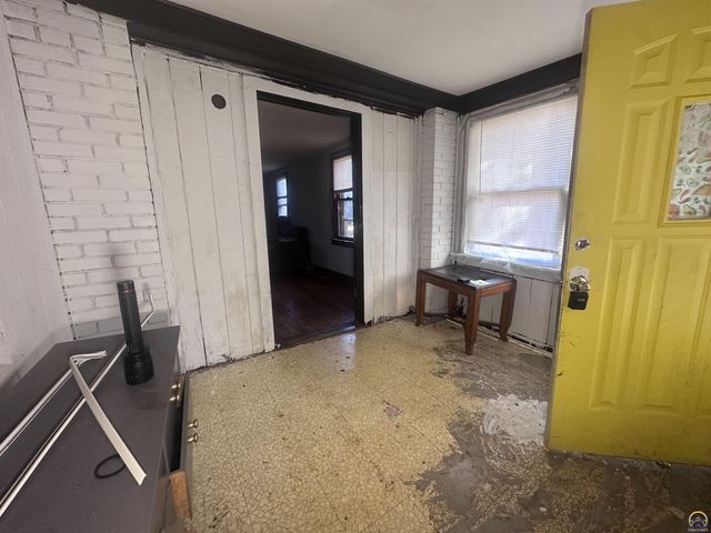 1911 SE Iowa AVE, Topeka, KS 66607