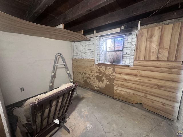 1911 SE Iowa AVE, Topeka, KS 66607