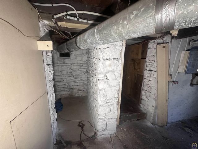 1911 SE Iowa AVE, Topeka, KS 66607