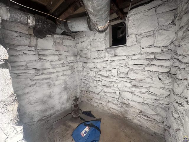 1911 SE Iowa AVE, Topeka, KS 66607