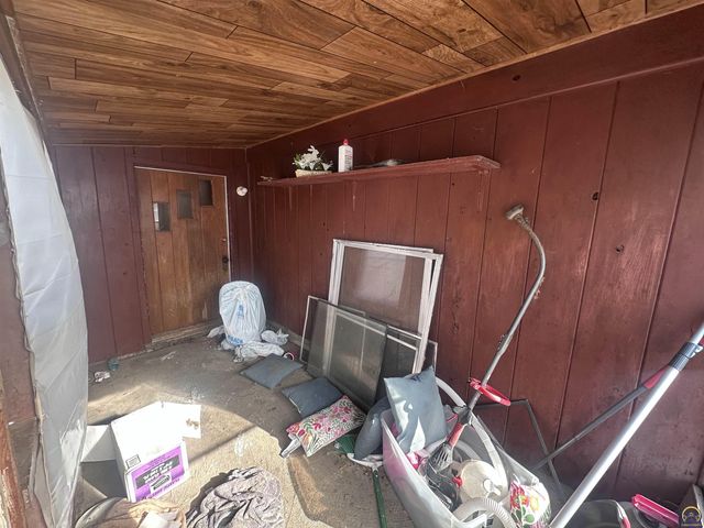 1911 SE Iowa AVE, Topeka, KS 66607