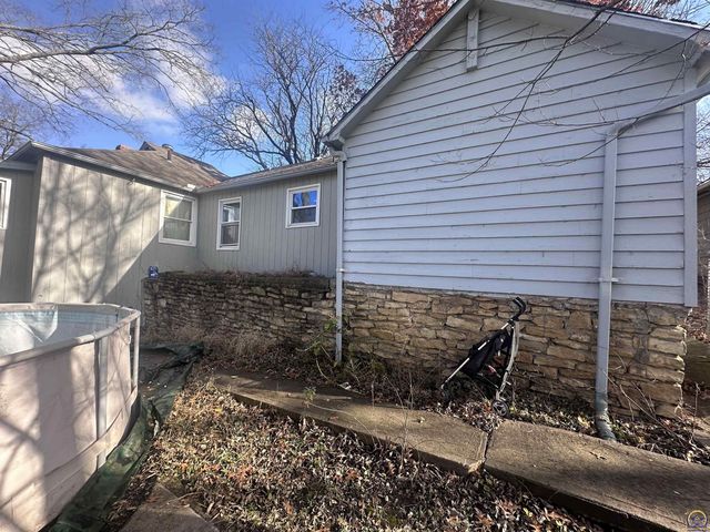 1911 SE Iowa AVE, Topeka, KS 66607