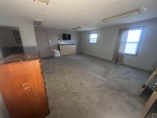 1911 SE Iowa AVE, Topeka, KS 66607