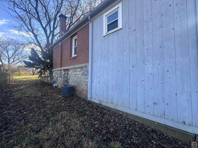 1911 SE Iowa AVE, Topeka, KS 66607