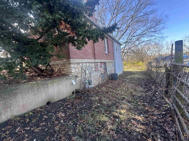 1911 SE Iowa AVE, Topeka, KS 66607