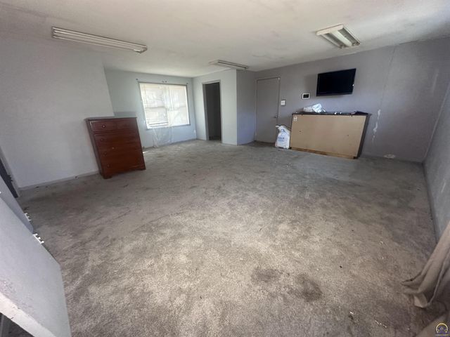 1911 SE Iowa AVE, Topeka, KS 66607