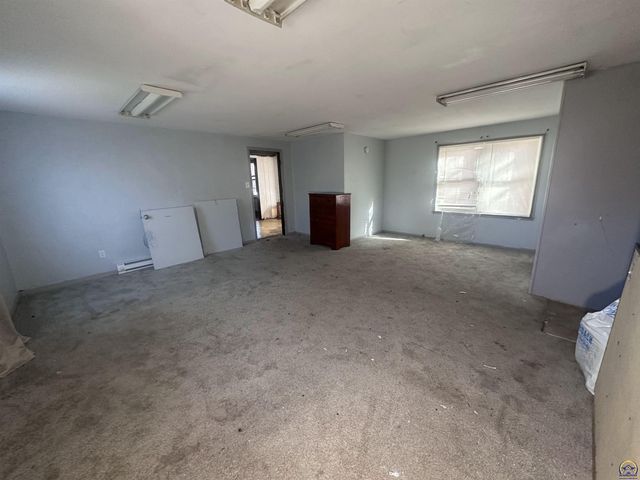 1911 SE Iowa AVE, Topeka, KS 66607