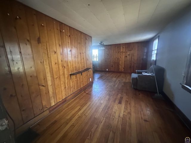 1911 SE Iowa AVE, Topeka, KS 66607