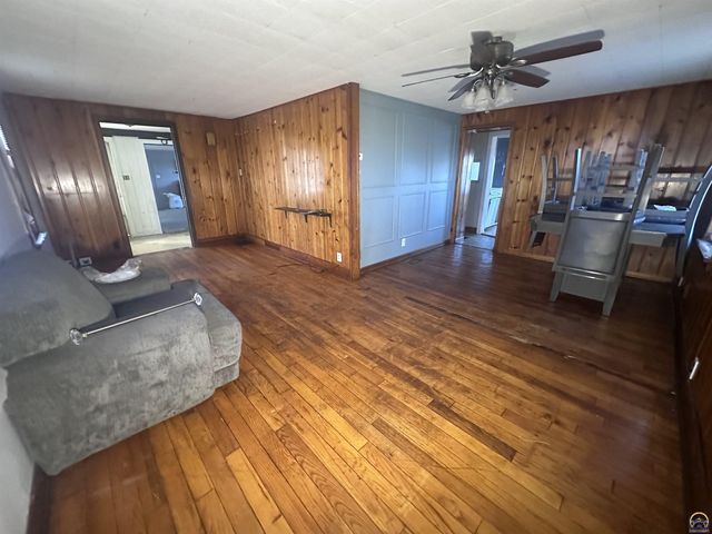 1911 SE Iowa AVE, Topeka, KS 66607