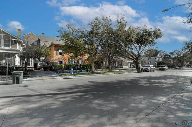 528 Hawthorne Street, Houston, TX 77006