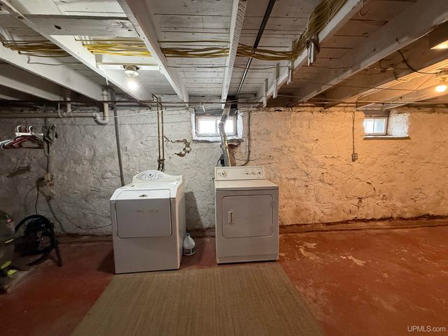 402 Lake Avenue, Ironwood, MI 49938