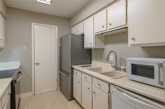 7575 Katy Freeway 77, Houston, TX 77024