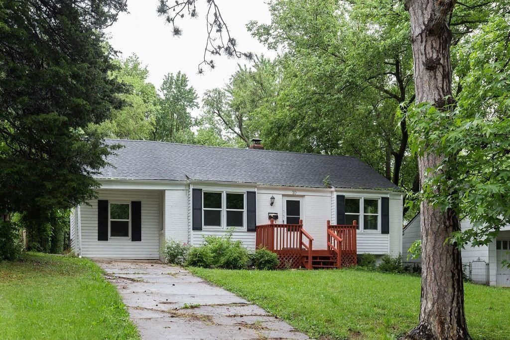 10 E Pocahontas Lane, Kansas City, MO 64114