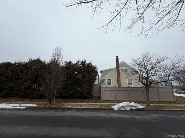 32 Montana Court, Syosset, NY 11791