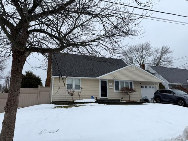 32 Montana Court, Syosset, NY 11791